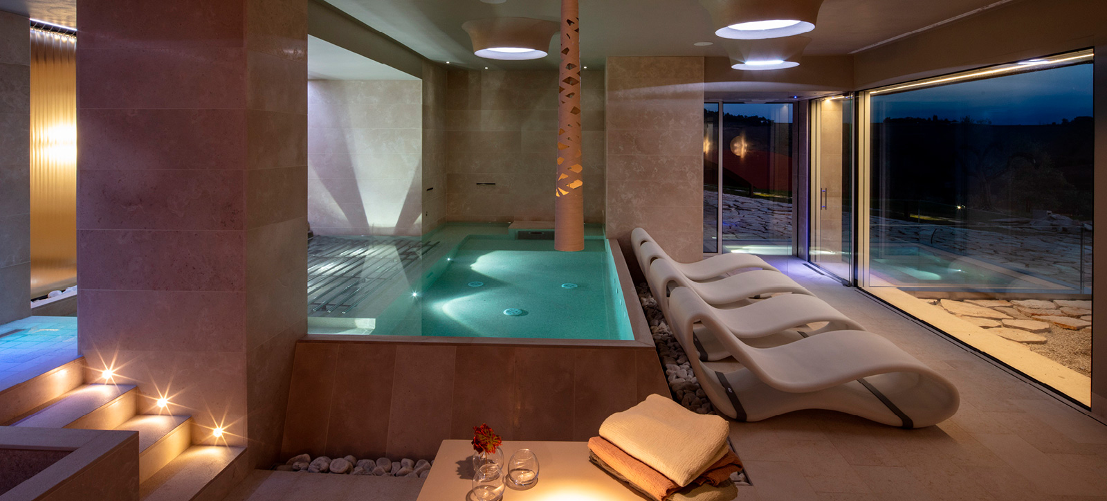 Struttura wellness con spa e area relax progettata secondo criteri di edilizia sostenibile