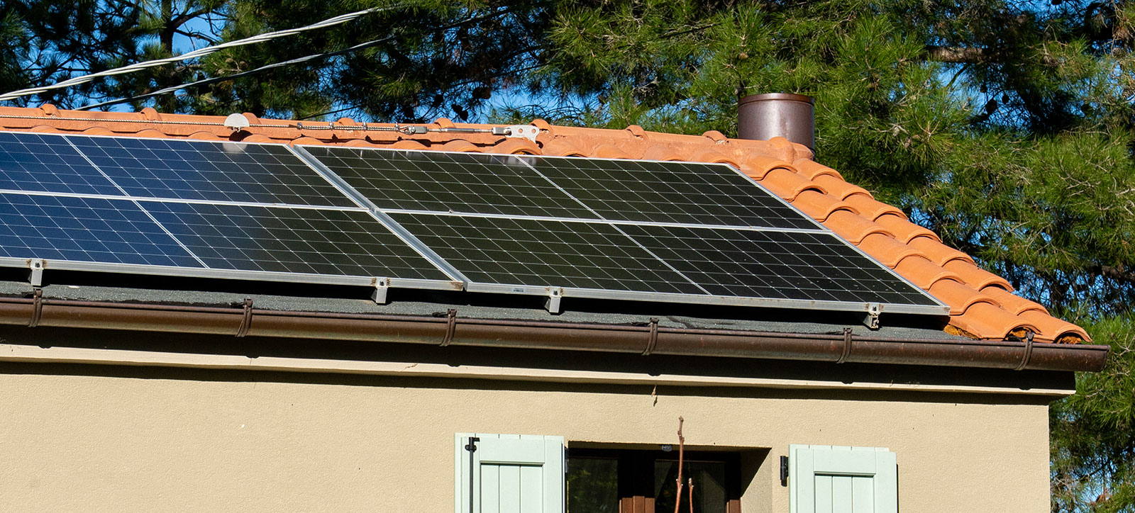 Installazione di impianto fotovoltaico su edificio residenziale realizzata da EdilCRES